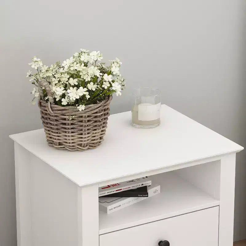Comodino bianco con 2 cassetti e 1 ripiano aperto, tavolino dal design moderno