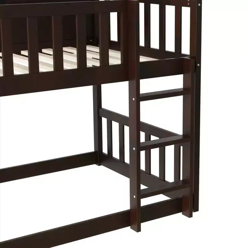 Letto a castello triplo separabile in legno di gomma con scalette e sponde di protezione
