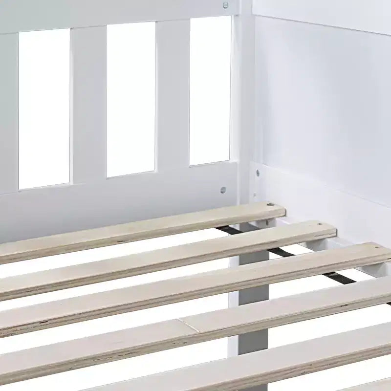 Letto a castello triplo separabile in legno di gomma con scalette e sponde di protezione