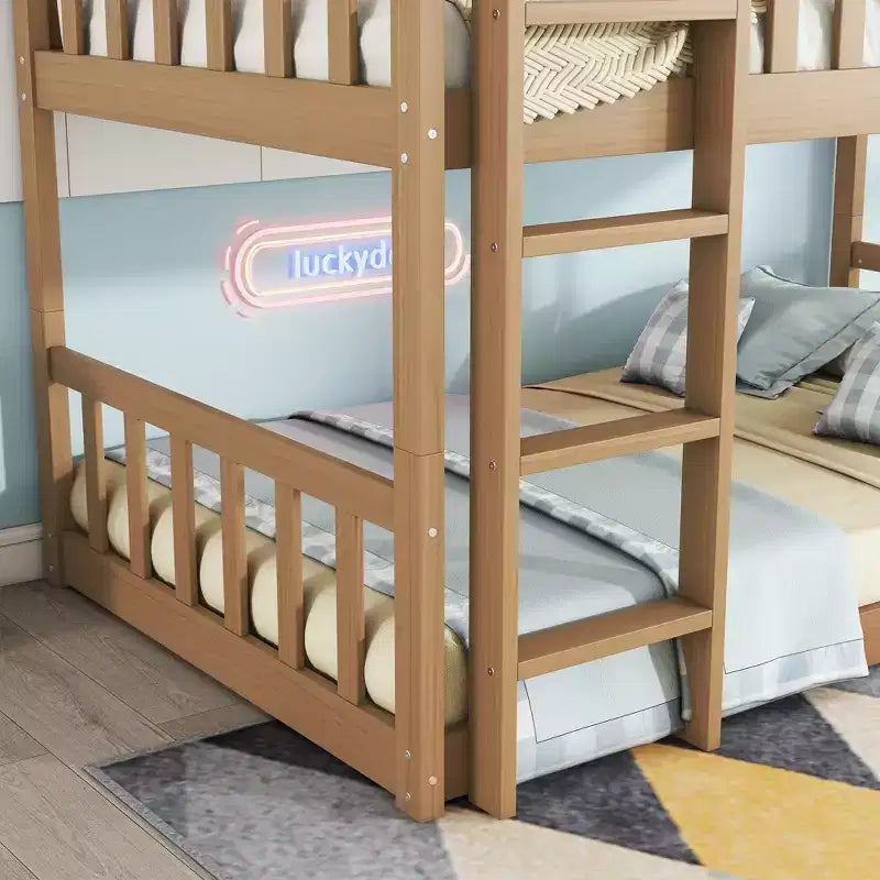Letto a castello triplo separabile in legno di gomma con scalette e sponde di protezione