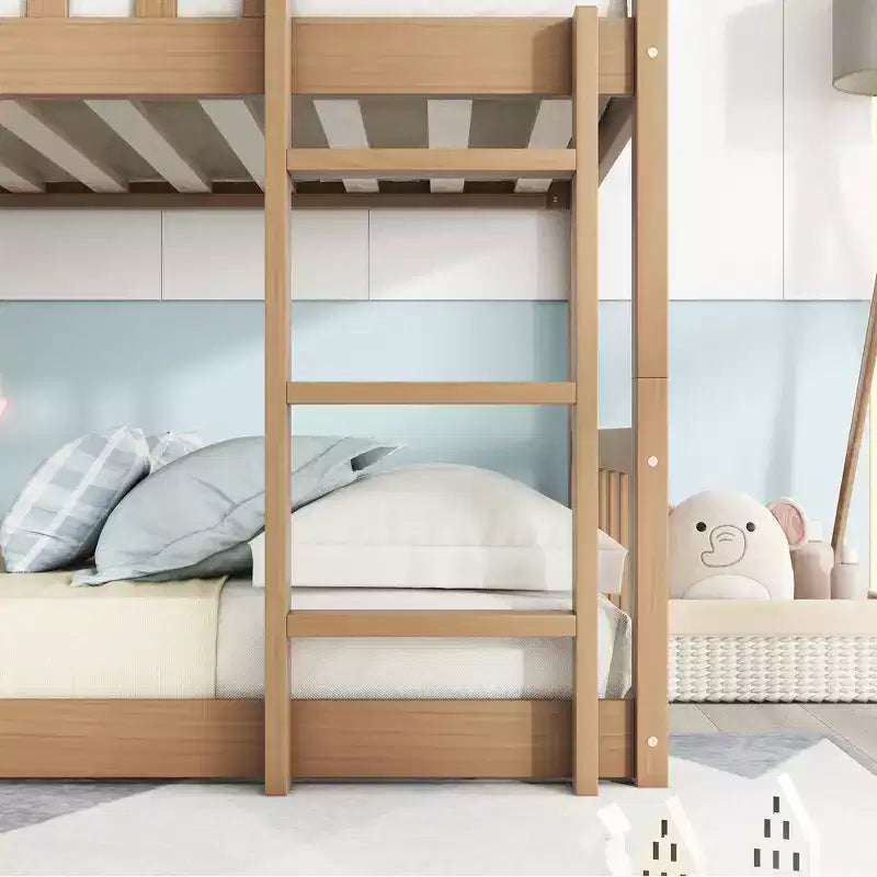 Letto a castello triplo separabile in legno di gomma con scalette e sponde di protezione