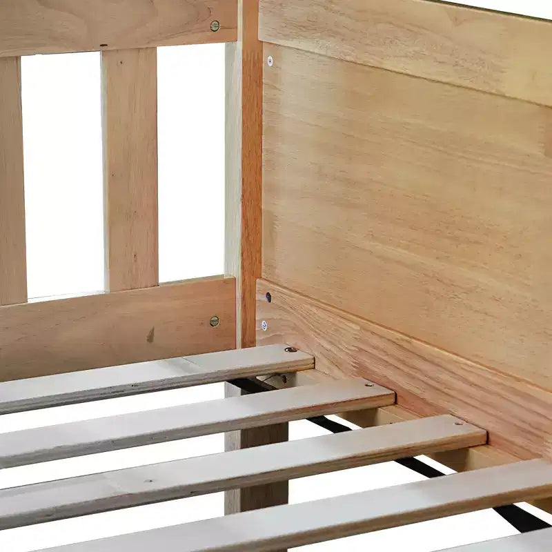 Letto a castello triplo separabile in legno di gomma con scalette e sponde di protezione