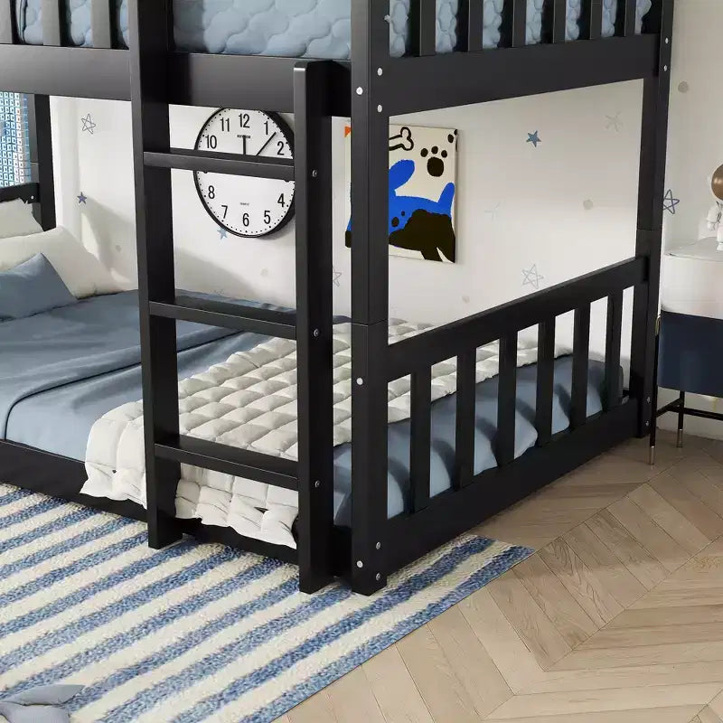 Letto a castello triplo separabile in legno di gomma con scalette e sponde di protezione