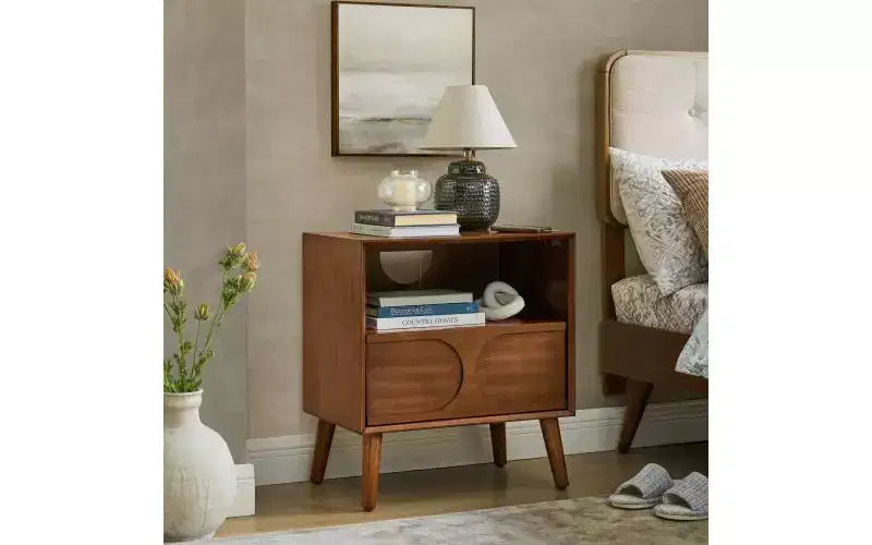 Comodino Mid-Century Modern con Prese di Corrente, Ripiano Aperto e Cassetto, Finitura Noce