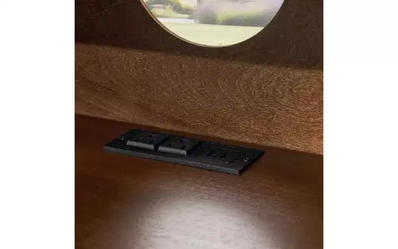 Comodino Mid-Century Modern con Prese di Corrente, Ripiano Aperto e Cassetto, Finitura Noce