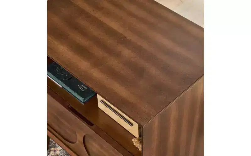 Comodino Mid-Century Modern con Prese di Corrente, Ripiano Aperto e Cassetto, Finitura Noce