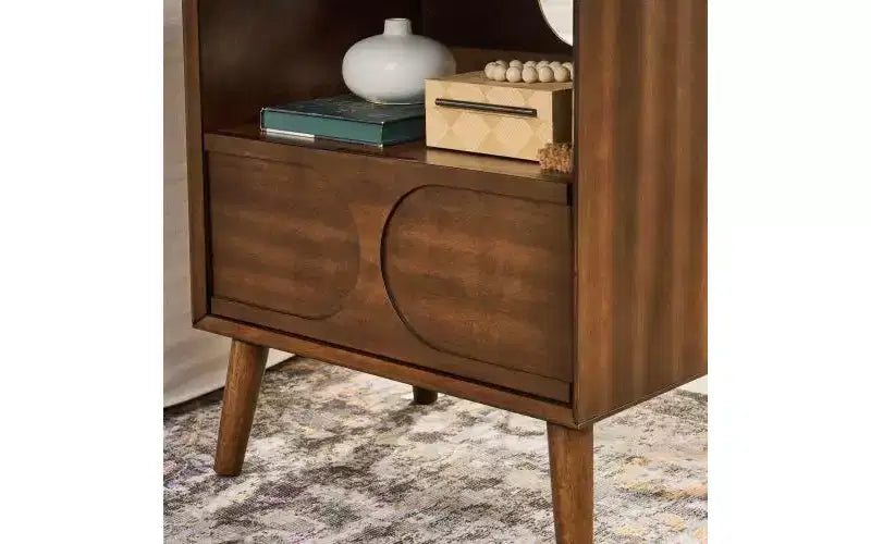 Comodino Mid-Century Modern con Prese di Corrente, Ripiano Aperto e Cassetto, Finitura Noce