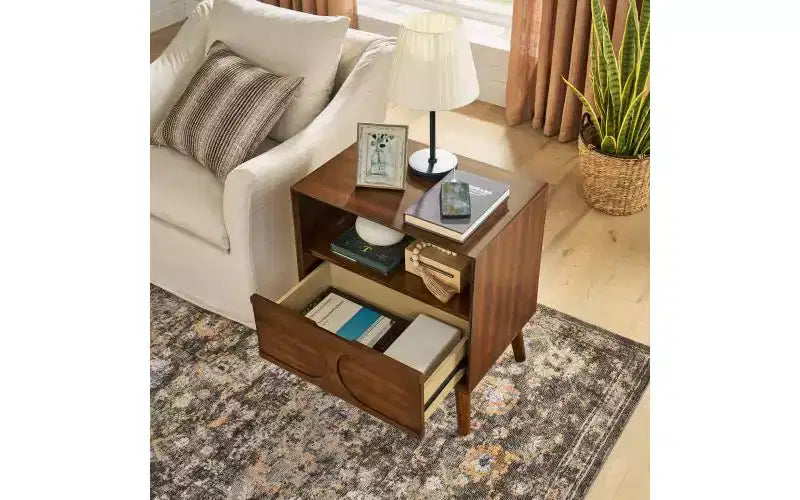 Comodino Mid-Century Modern con Prese di Corrente, Ripiano Aperto e Cassetto, Finitura Noce