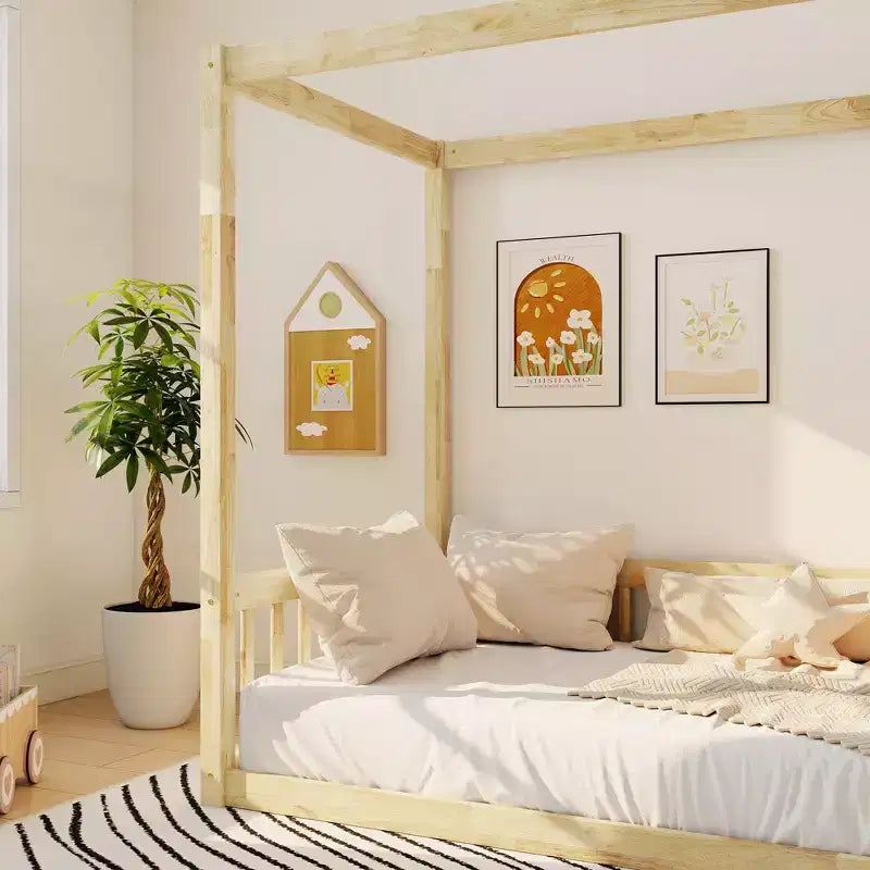 Letto a baldacchino a terra, una piazza e mezza, con recinzione e sponde, in legno