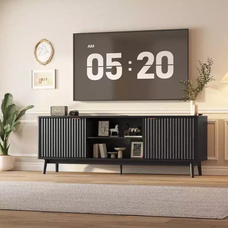 Moderno Mobile TV Nero da 63'' con Prese di Corrente, Ripiano Regolabile, Ampio Vano Portaoggetti, Consolle Centro di Intrattenimento per Soggiorno o Camera da Letto