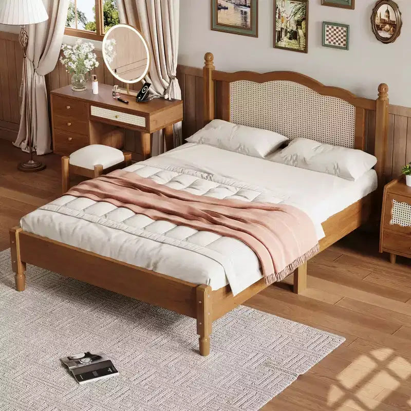Letto a piattaforma matrimoniale in legno con testiera in rattan naturale e doghe in legno, noce
