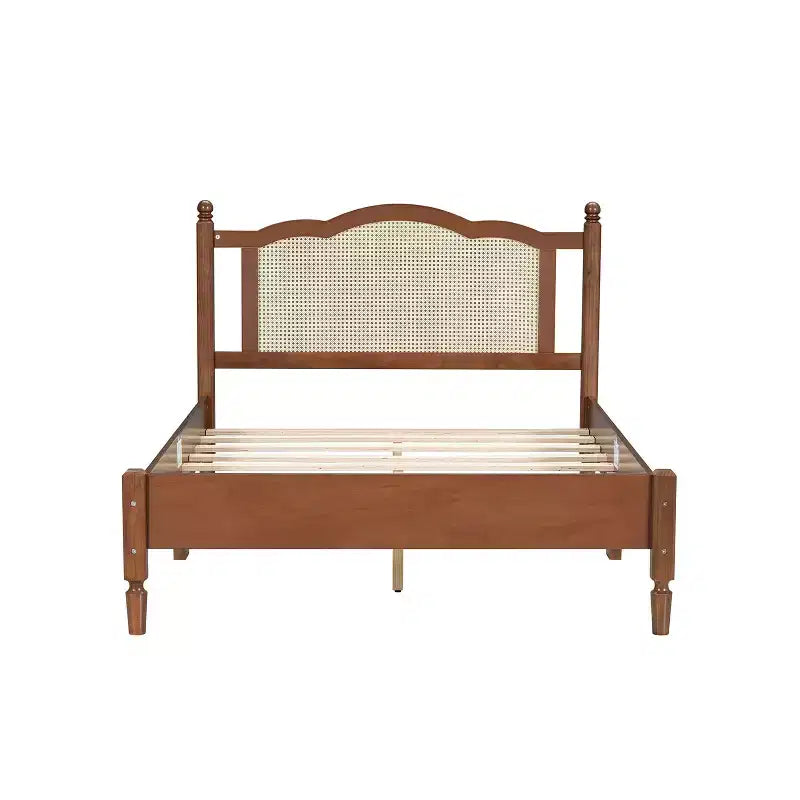 Letto a piattaforma matrimoniale in legno con testiera in rattan naturale e doghe in legno, noce