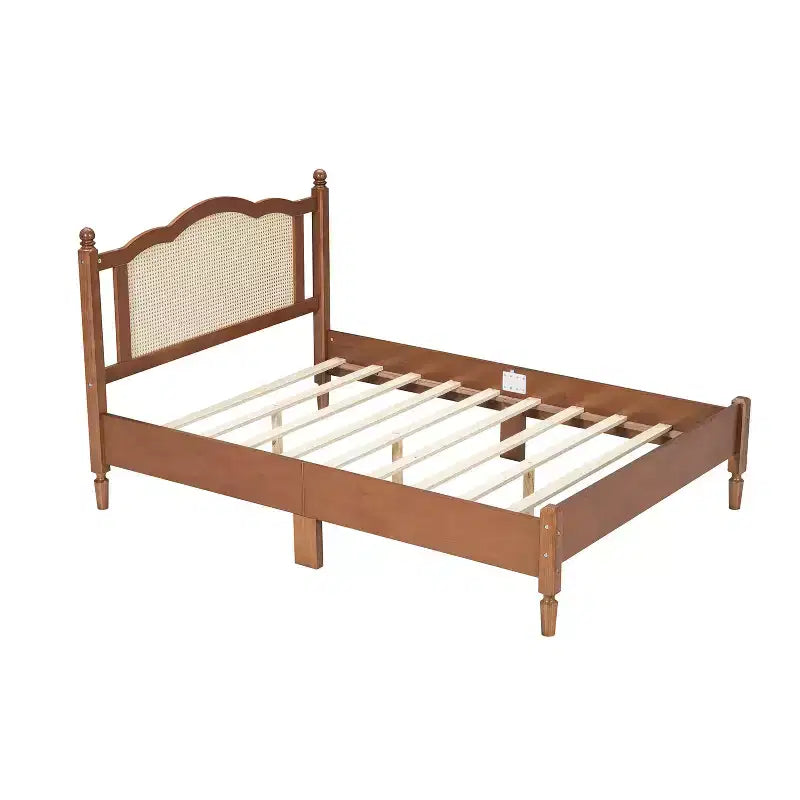 Letto a piattaforma matrimoniale in legno con testiera in rattan naturale e doghe in legno, noce