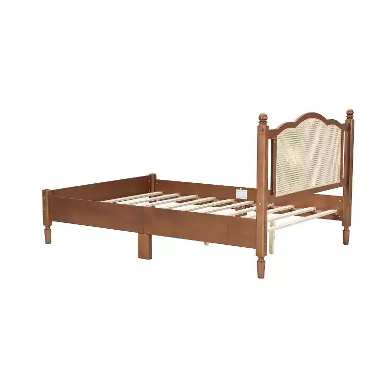 Letto a piattaforma matrimoniale in legno con testiera in rattan naturale e doghe in legno, noce