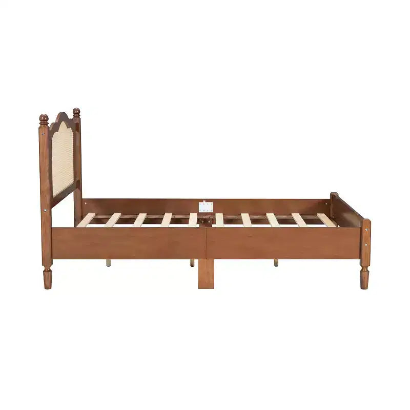 Letto a piattaforma matrimoniale in legno con testiera in rattan naturale e doghe in legno, noce