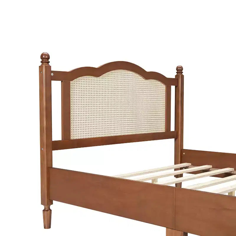Letto a piattaforma matrimoniale in legno con testiera in rattan naturale e doghe in legno, noce