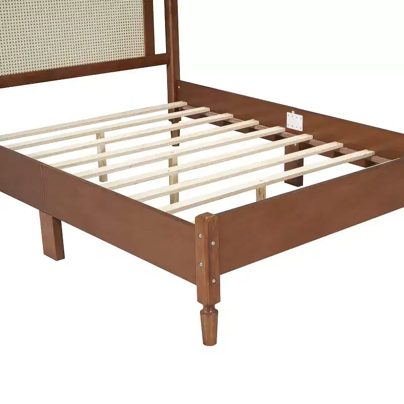 Letto a piattaforma matrimoniale in legno con testiera in rattan naturale e doghe in legno, noce