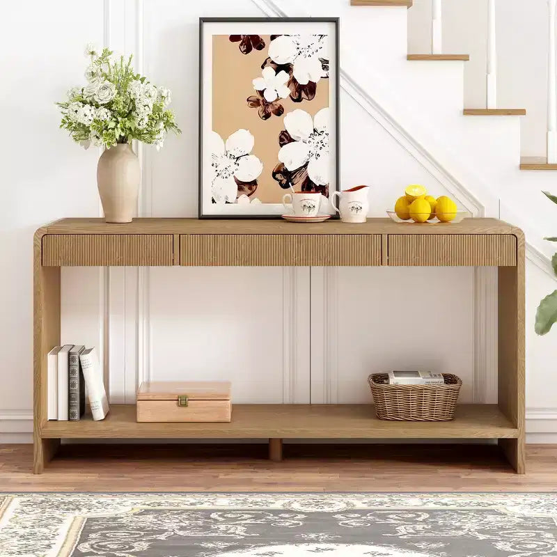 Consolle moderna da ingresso con 3 cassetti, doghe verticali e bordo arrotondato, larghezza 150 cm