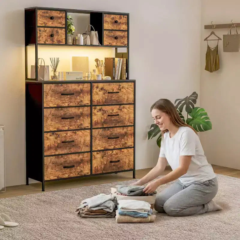 Cassettiera in tessuto a 12 cassetti con ripiani aperti, piano in legno e struttura in metallo per camera da letto