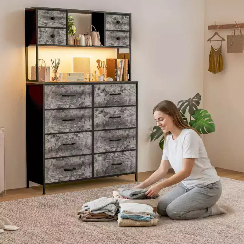 Cassettiera in tessuto a 12 cassetti con ripiani aperti, piano in legno e struttura in metallo per camera da letto