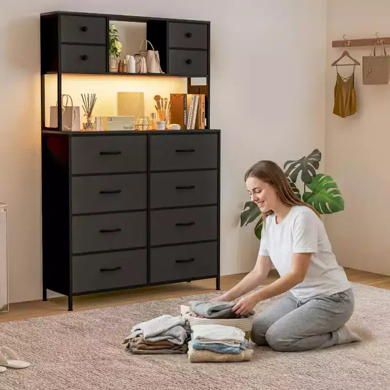 Cassettiera in tessuto a 12 cassetti con ripiani aperti, piano in legno e struttura in metallo per camera da letto