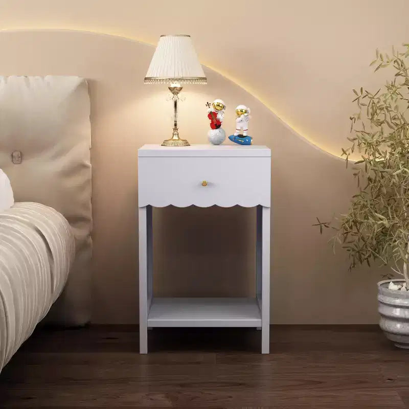 Comodino con Bordo Festonato, Cassetto e Ripiano Aperto, Alto 68 cm per Camera da Letto o Stanza dei Bambini, Lilla