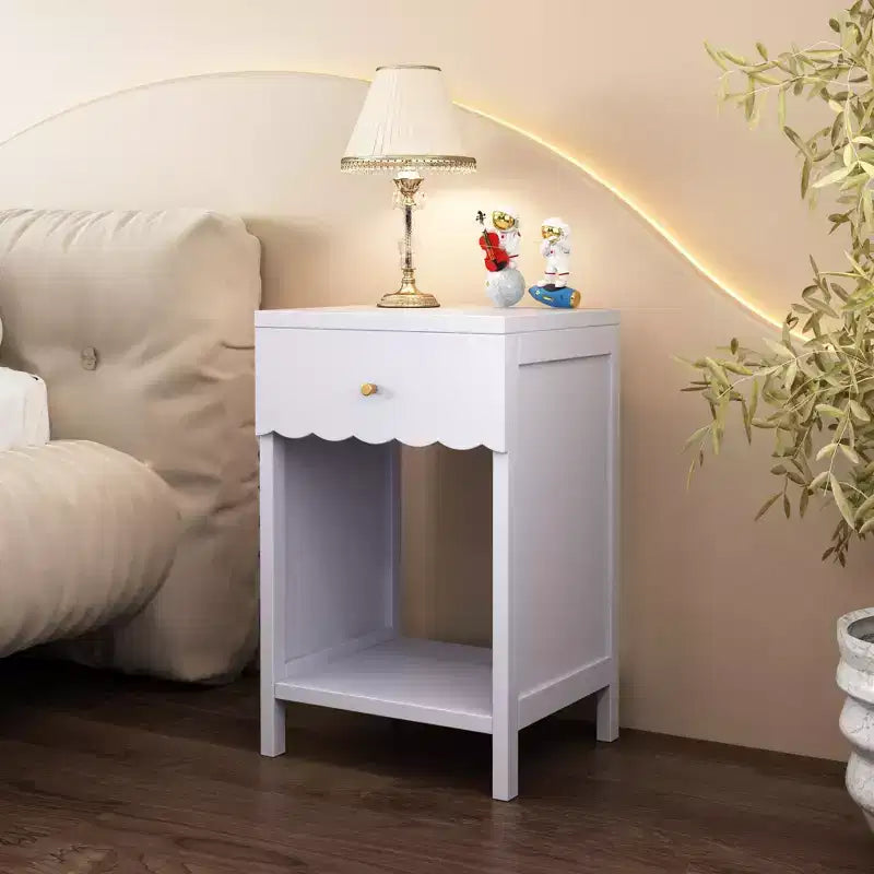Comodino con Bordo Festonato, Cassetto e Ripiano Aperto, Alto 68 cm per Camera da Letto o Stanza dei Bambini, Lilla