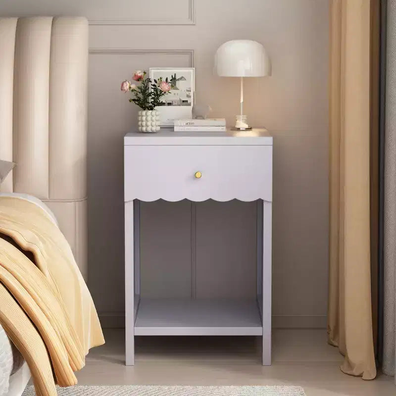 Comodino con Bordo Festonato, Cassetto e Ripiano Aperto, Alto 68 cm per Camera da Letto o Stanza dei Bambini, Lilla
