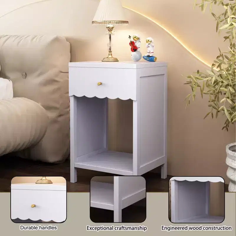 Comodino con Bordo Festonato, Cassetto e Ripiano Aperto, Alto 68 cm per Camera da Letto o Stanza dei Bambini, Lilla