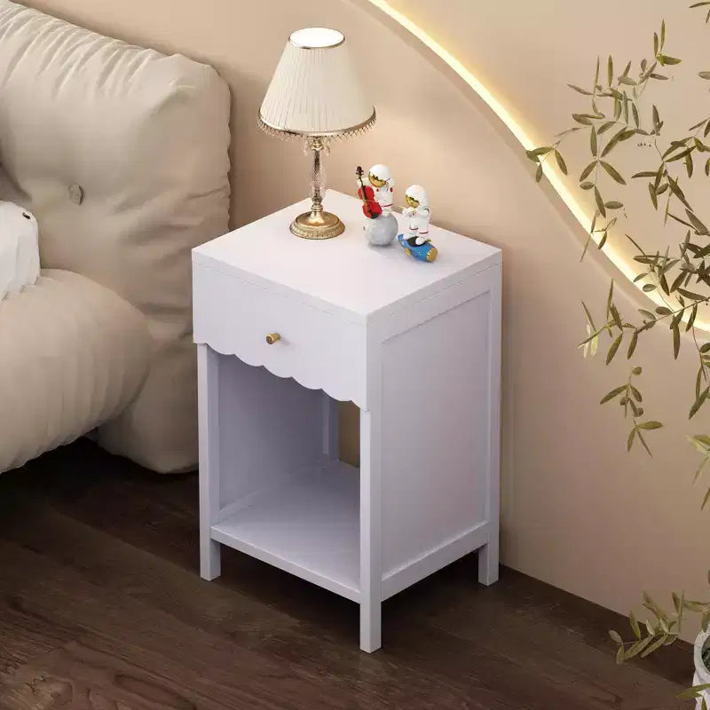 Comodino con Bordo Festonato, Cassetto e Ripiano Aperto, Alto 68 cm per Camera da Letto o Stanza dei Bambini, Lilla