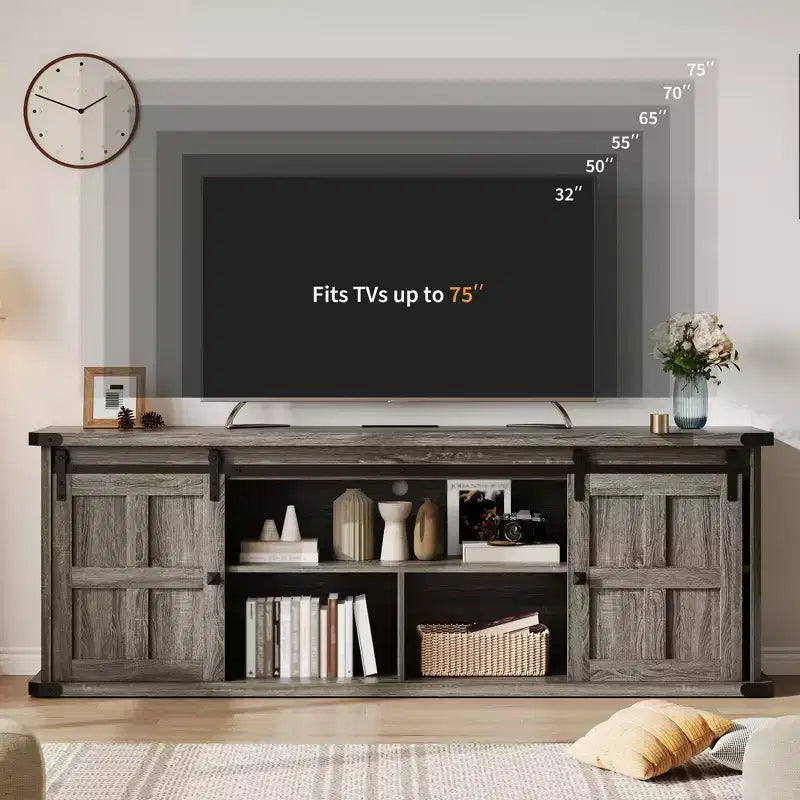 Mobile porta TV rustico per TV da 75 pollici con presa di corrente, lungo mobile TV con ante scorrevoli a persiana per soggiorno, camera da letto, nero bianco