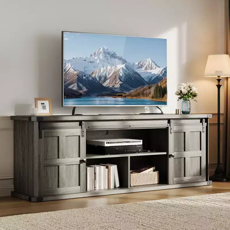 Mobile porta TV rustico per TV da 75 pollici con presa di corrente, lungo mobile TV con ante scorrevoli a persiana per soggiorno, camera da letto, nero bianco
