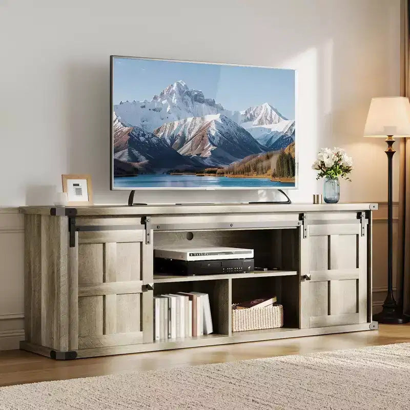 Mobile porta TV rustico per TV da 75 pollici con presa di corrente, lungo mobile TV con ante scorrevoli a persiana per soggiorno, camera da letto, nero bianco