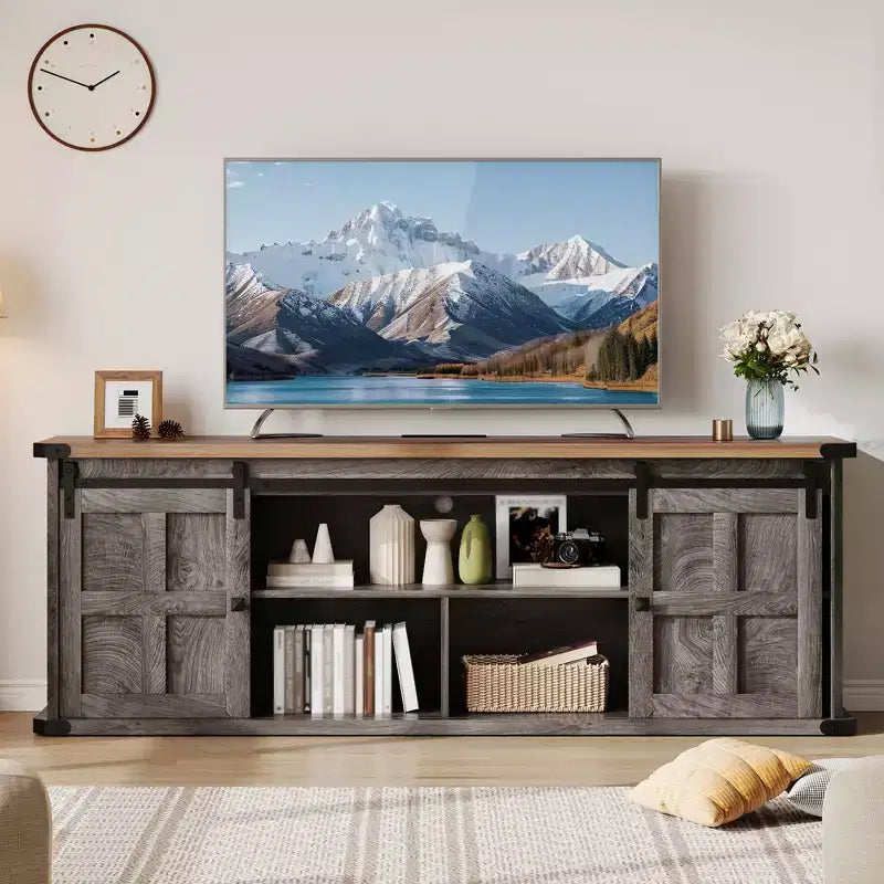 Mobile porta TV rustico per TV da 75 pollici con presa di corrente, lungo mobile TV con ante scorrevoli a persiana per soggiorno, camera da letto, nero bianco