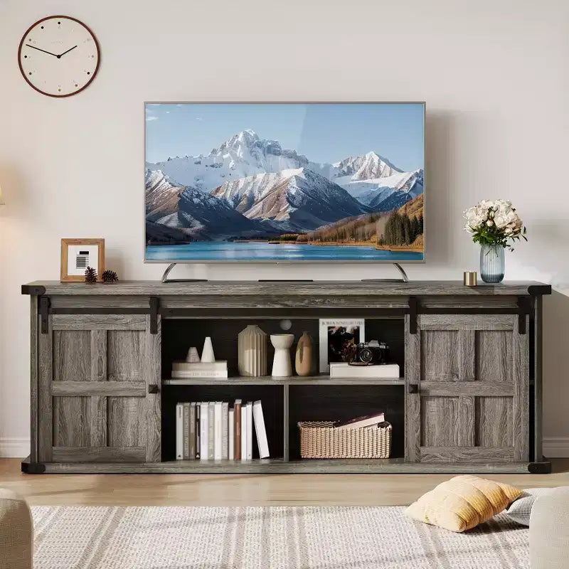 Mobile porta TV rustico per TV da 75 pollici con presa di corrente, lungo mobile TV con ante scorrevoli a persiana per soggiorno, camera da letto, nero bianco