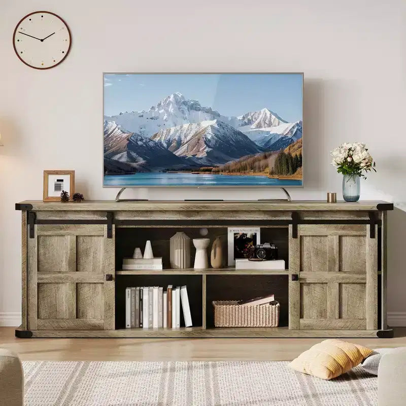 Mobile porta TV rustico per TV da 75 pollici con presa di corrente, lungo mobile TV con ante scorrevoli a persiana per soggiorno, camera da letto, nero bianco